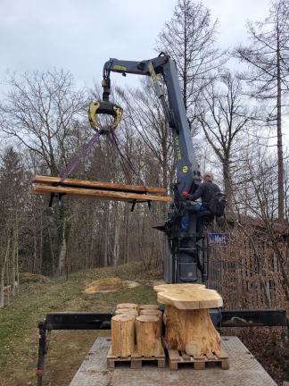 Auslieferung einer Waldtischgarnitur zum Forsthaus